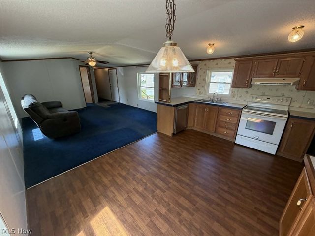 8 Hawaiian Drive, Madison, OH 44057