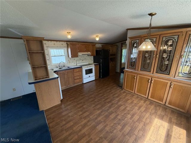 8 Hawaiian Drive, Madison, OH 44057