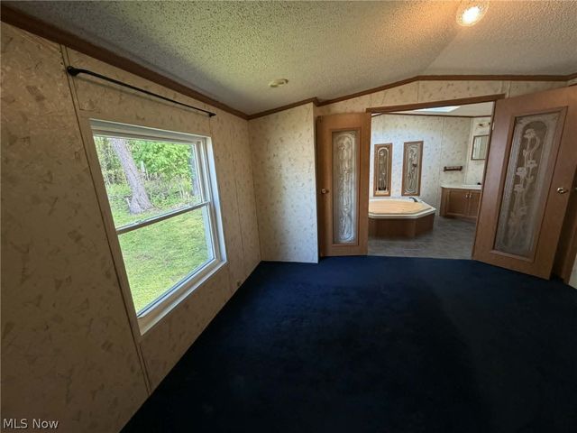 8 Hawaiian Drive, Madison, OH 44057