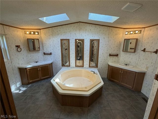 8 Hawaiian Drive, Madison, OH 44057