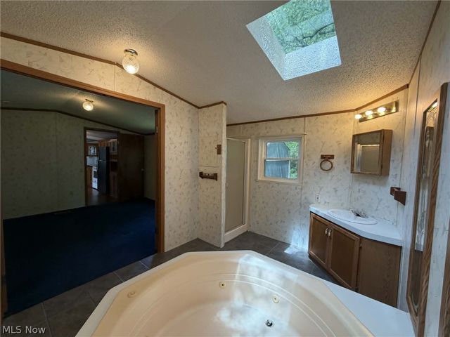 8 Hawaiian Drive, Madison, OH 44057
