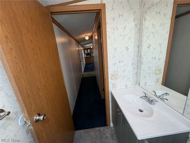 8 Hawaiian Drive, Madison, OH 44057