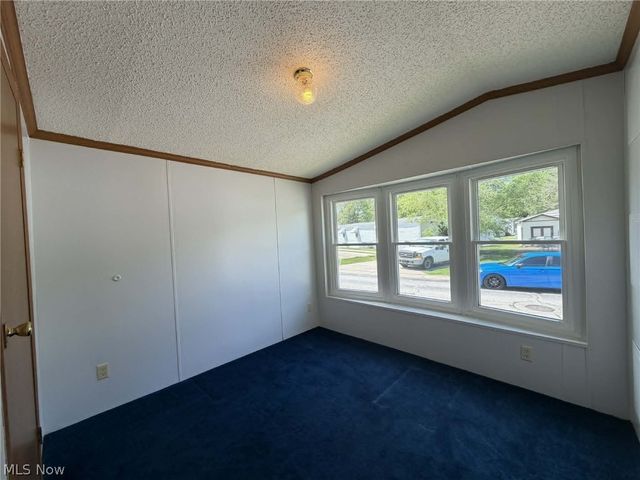 8 Hawaiian Drive, Madison, OH 44057