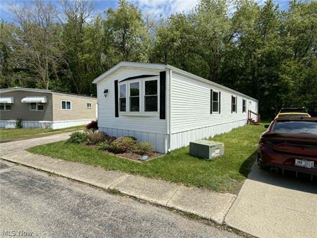 8 Hawaiian Drive, Madison, OH 44057
