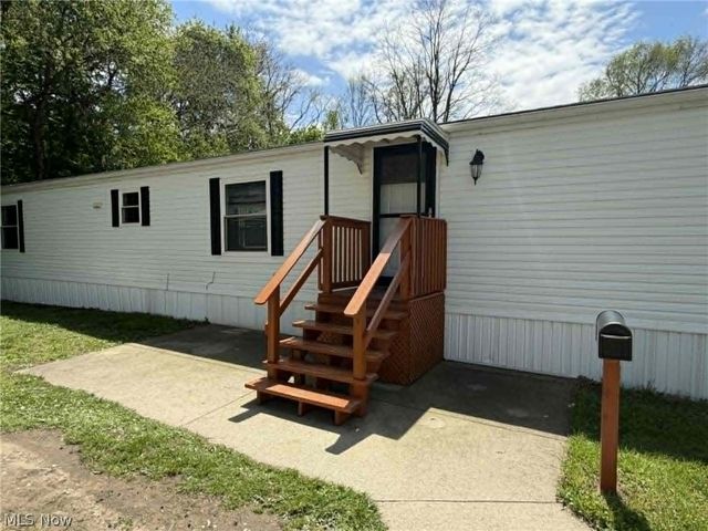 8 Hawaiian Drive, Madison, OH 44057