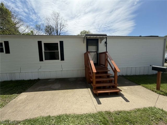 8 Hawaiian Drive, Madison, OH 44057