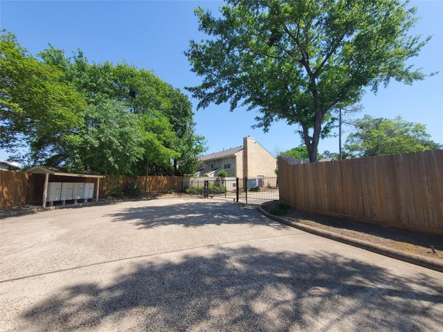 2030 Plantation Drive B2, Conroe, TX 77301