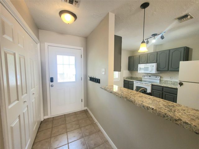 2030 Plantation Drive B2, Conroe, TX 77301