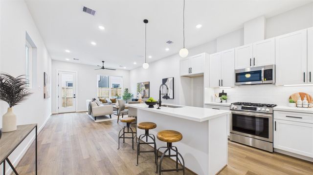 5030 Creekmont Drive, Houston, TX 77091