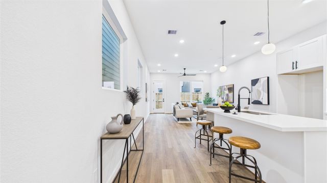 5030 Creekmont Drive, Houston, TX 77091