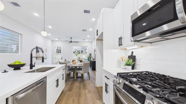 5030 Creekmont Drive, Houston, TX 77091