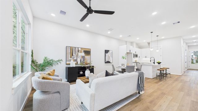 5030 Creekmont Drive, Houston, TX 77091