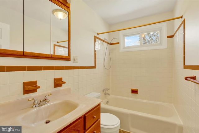 18 LAWNSIDE DR, Lawrence Township, NJ 08648