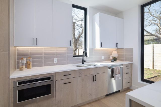 2401 Willow ST, Austin, TX 78702