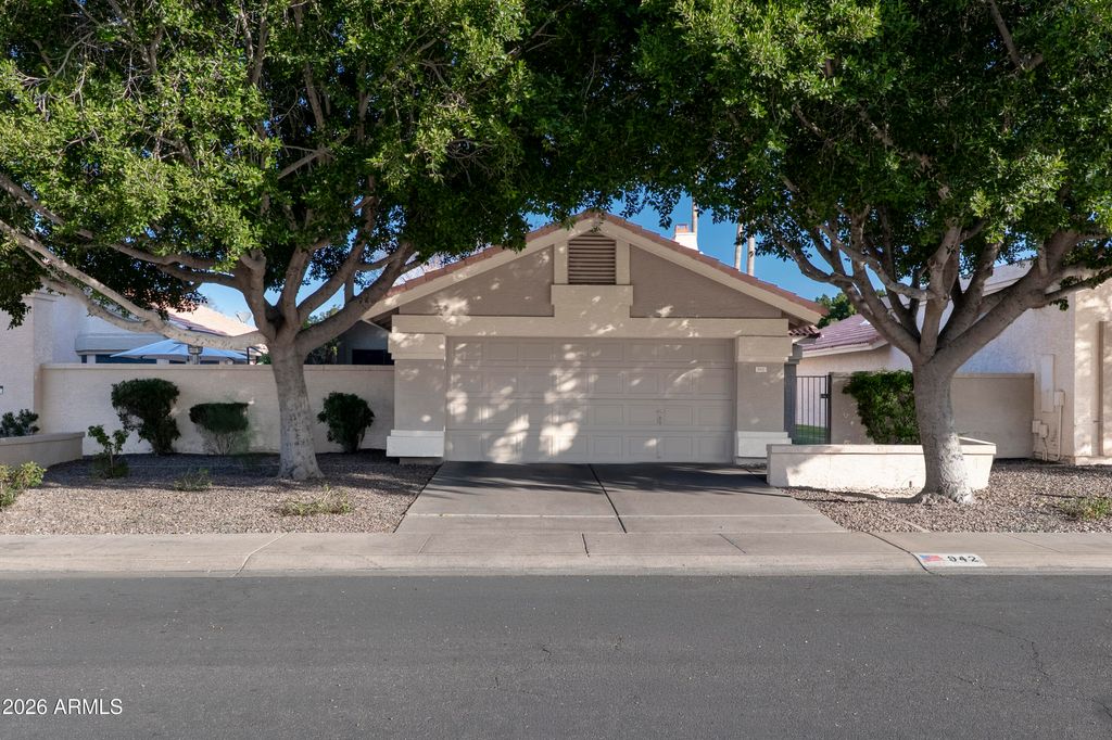 942 W BARBADOS Drive, Gilbert, AZ 85233