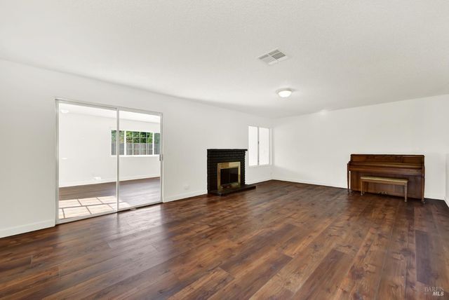 421 Sarah Way, Suisun City, CA 94585