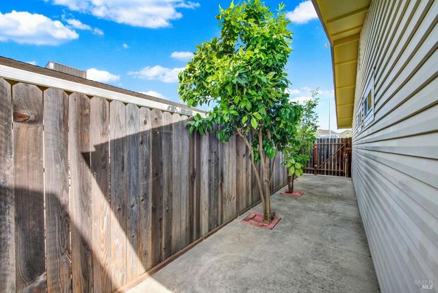 421 Sarah Way, Suisun City, CA 94585