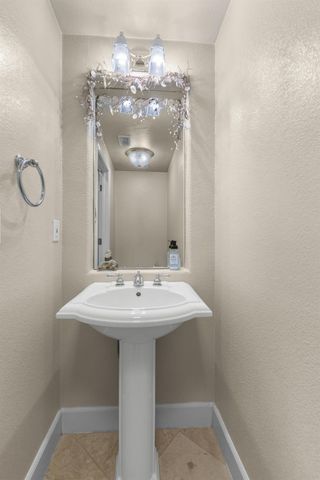 100 Paizano Ct, Roseville, CA 95661