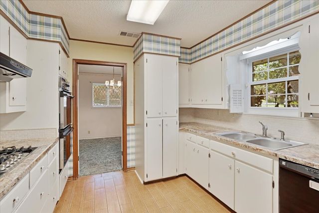 602 Queens Road, Denison, TX 75020