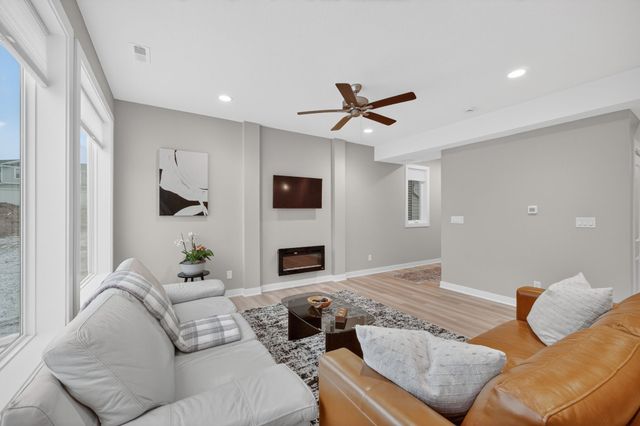 5421 154th Court, Urbandale, IA 50323