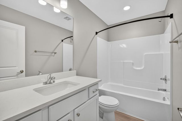 5421 154th Court, Urbandale, IA 50323