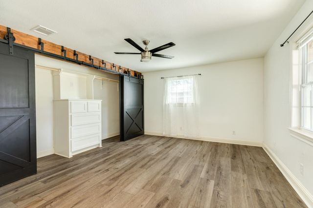 1614 Avenue F, Danbury, TX 77534