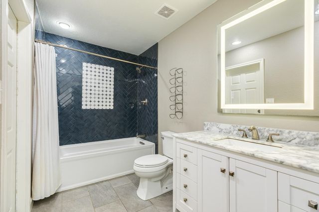 1614 Avenue F, Danbury, TX 77534