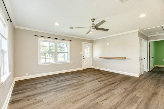 1614 Avenue F, Danbury, TX 77534