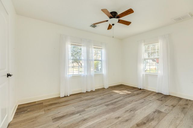 1614 Avenue F, Danbury, TX 77534