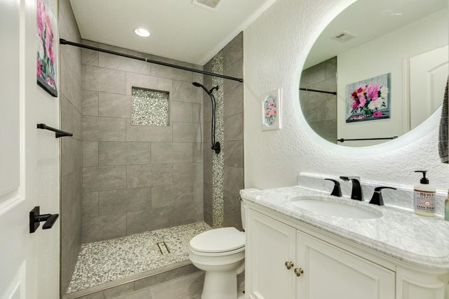 1614 Avenue F, Danbury, TX 77534