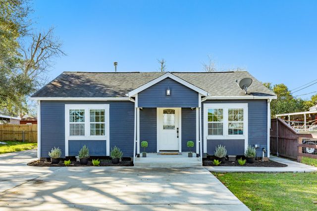 1614 Avenue F, Danbury, TX 77534