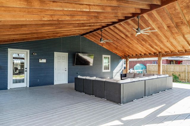 1614 Avenue F, Danbury, TX 77534