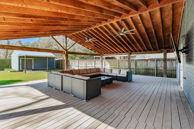 1614 Avenue F, Danbury, TX 77534