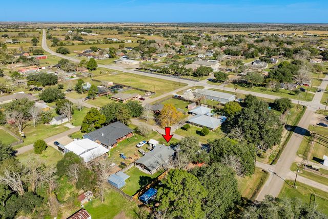 1614 Avenue F, Danbury, TX 77534