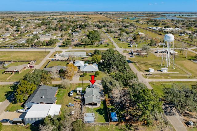 1614 Avenue F, Danbury, TX 77534