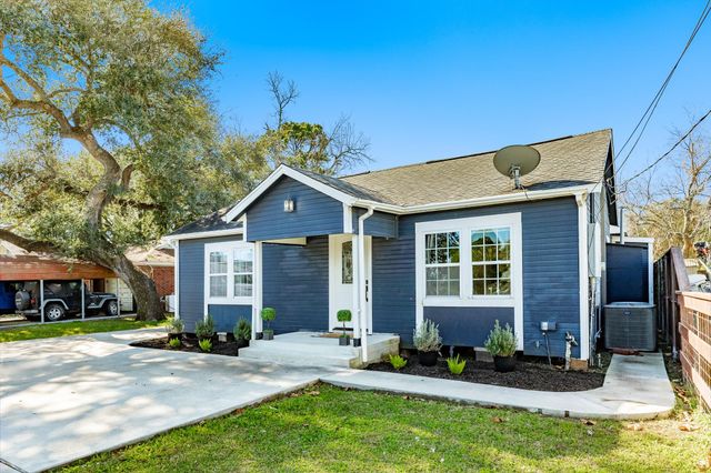 1614 Avenue F, Danbury, TX 77534