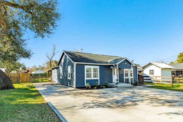 1614 Avenue F, Danbury, TX 77534