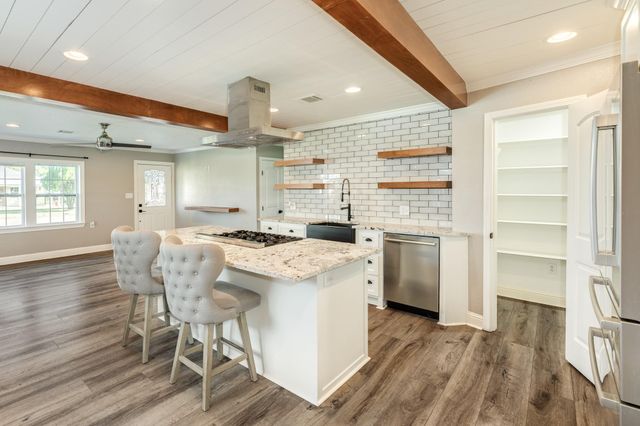 1614 Avenue F, Danbury, TX 77534