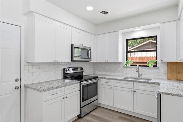 206 Lake Vista W, Highland Village, TX 75077
