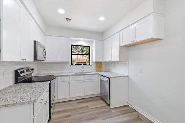 206 Lake Vista W, Highland Village, TX 75077