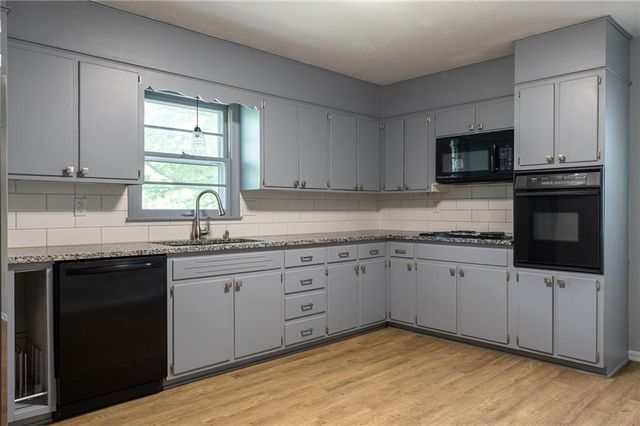 12800 E 49th Street S, Independence, MO 64055