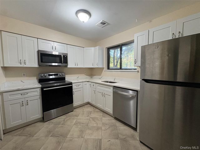 200 Springmeadow Drive M, Holbrook, NY 11741