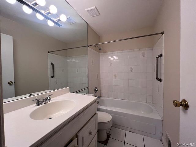 200 Springmeadow Drive M, Holbrook, NY 11741