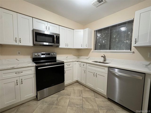 200 Springmeadow Drive M, Holbrook, NY 11741