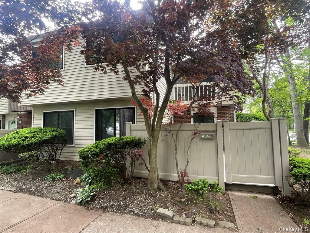 200 Springmeadow Drive M, Holbrook, NY 11741