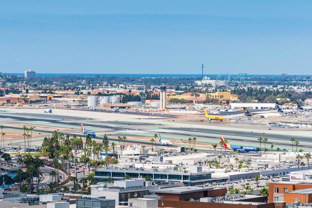 300 W Beech 1906, San Diego, CA 92101