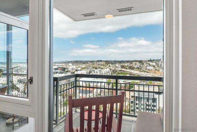300 W Beech 1906, San Diego, CA 92101