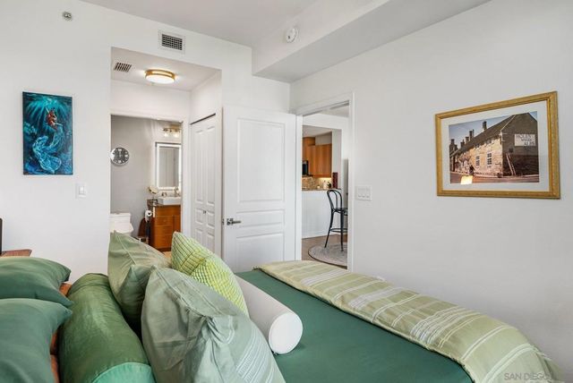 300 W Beech 1906, San Diego, CA 92101