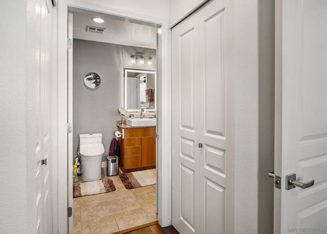 300 W Beech 1906, San Diego, CA 92101