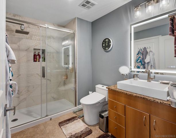 300 W Beech 1906, San Diego, CA 92101